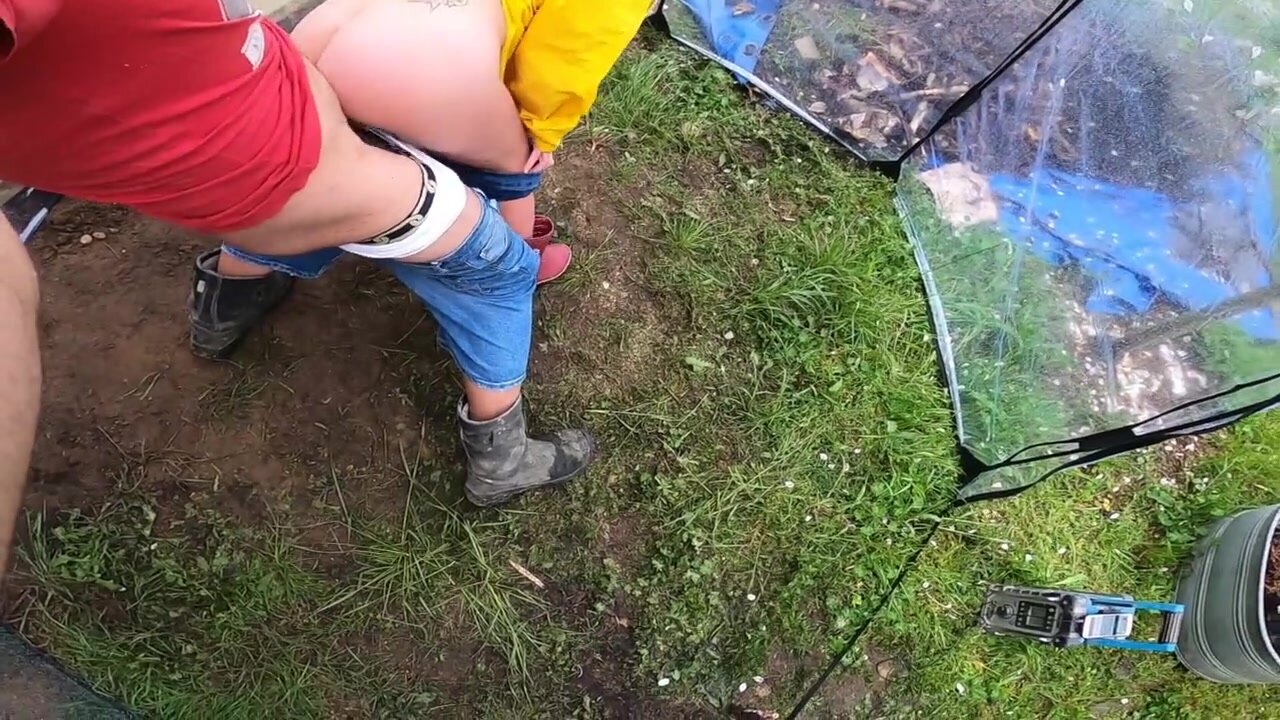 Una ragazza rumena gioca con un dildo nella sua figa nella sua cucina