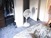 La ragazza è girato nuda nella sua stanza
