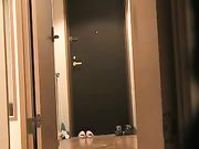 Una donna nuda apre la porta per il ragazzo delle consegne