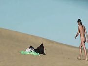 Nudo coppia amatoriale cerca di fare sesso in spiaggia