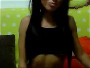 Una ragazza splendida con il dildo nel suo culo davanti alla macchina fotografica
