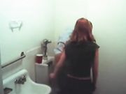Segretaria fa sesso orale al capo in bagno