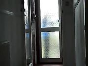 Una donna matura nuda di fronte il ragazzo di consegna