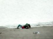 Coppia e 'colto in spiaggia fanno sesso