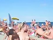 Ragazza arrapata scopa un dildo in bagno