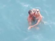 Una ragazza sta guardando la sua ragazza fare sesso con un ragazzo di colore