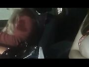Una bella bionda sta mostrando le sue tette in auto
