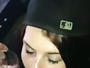 Ha eiacula in un bicchiere e la sua ragazza inghiotte lo sperma