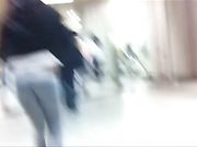Bel culo in pantaloni attillati da yoga