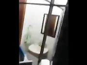 Una coppia amatoriale viene catturata durante il sesso nella toilette