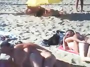 Porno amatoriale in spiaggia con una coppia