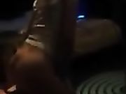 Fidanzata sulle sue ginocchia con il suo cazzo nella figa