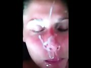 Una sorpresa quando riceve così tanto sperma sul suo viso