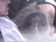 Una moglie viene sorpresa a barare facendo un pompino a un amante in macchina