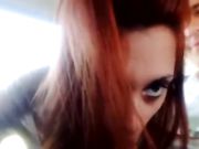 Una giovane ragazza fa sesso orale con i mezzi pubblici